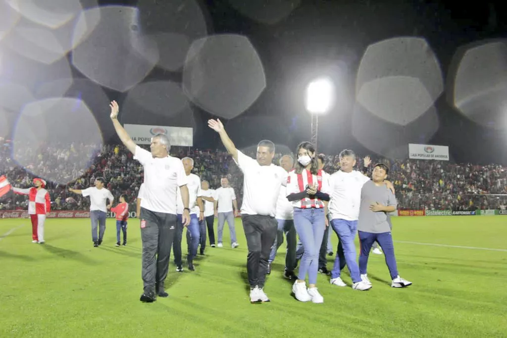 Merecido reconocimiento a glorias de nuestro club1