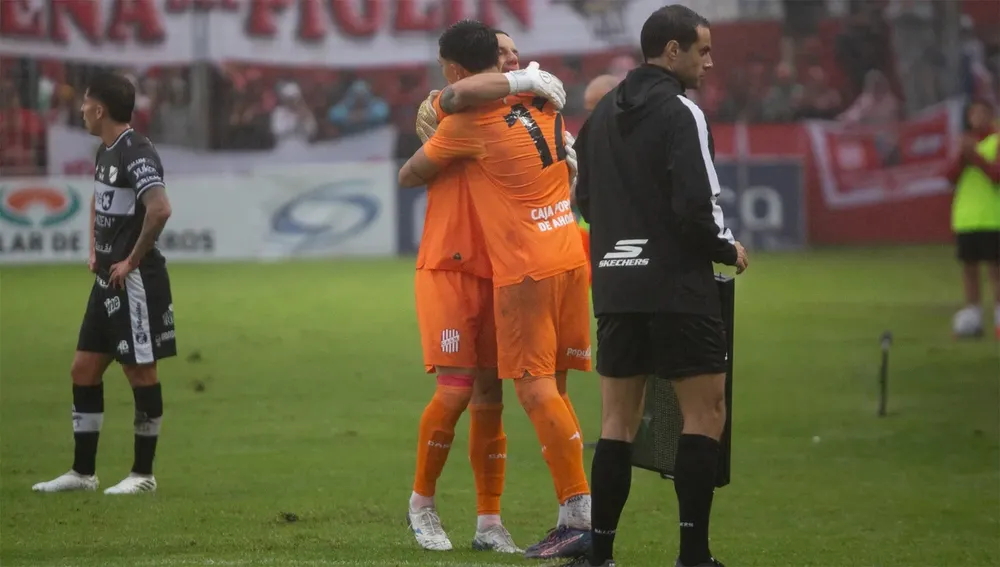 EL MOMENTO MÁS ESPERADO. Tomás García recibe el abrazo de Darío Sand, antes de debutar en el arco de San Martín.